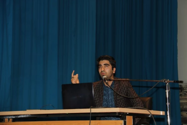 در پردیس شهیدان پاک نژاد یزد برگزار شد:

کارگاه آموزشی سواد رسانه ای، فرصت ها و تهدیدهای شبکه های اجتماعی
 3