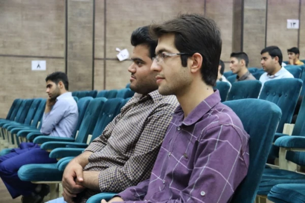 در پردیس شهیدان پاک نژاد یزد برگزار شد:

کارگاه آموزشی سواد رسانه ای، فرصت ها و تهدیدهای شبکه های اجتماعی
 4