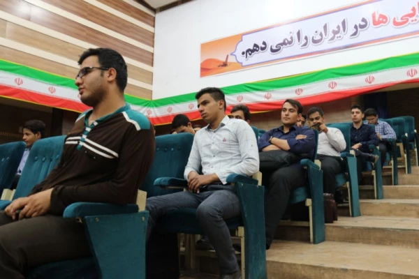 در پردیس شهیدان پاک نژاد یزد برگزار شد:

کارگاه آموزشی سواد رسانه ای، فرصت ها و تهدیدهای شبکه های اجتماعی
 8