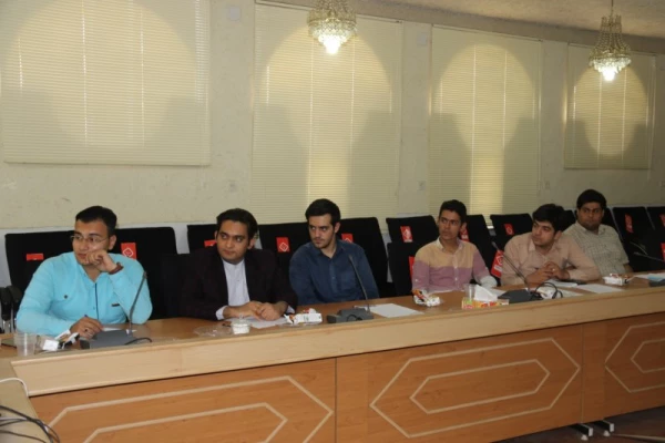 نشست صمیمی مسئولان تشکل ها و انجمن های علمی دانشجویی با مدیر استانی دانشگاه فرهنگیان یزد
 6