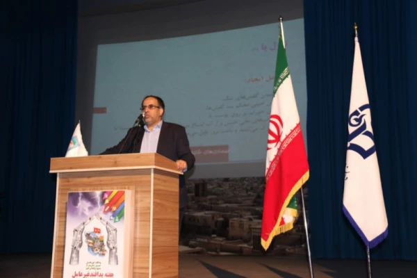 به مناسبت هفته پدافند غیرعامل صورت پذیرفت:

کارگاه آموزشی آشنایی با مبانی پدافند غیر عامل برای دانشجومعلمان 5