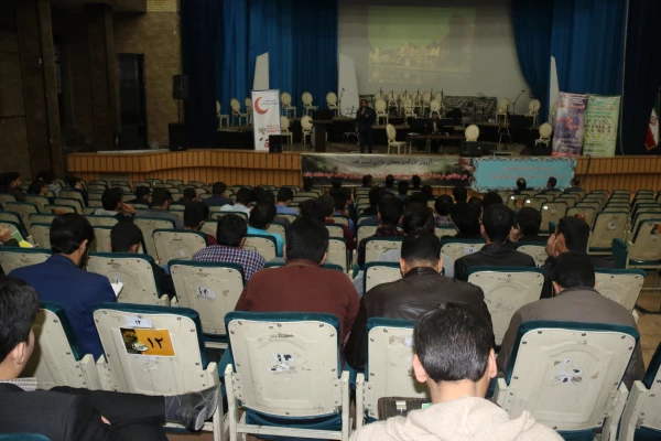 همایش «آشنایی با انجمن معتادان گمنام  و فعالیت های آنان» در سالن آمفی تئاتر پردیس شهیدان پاک نژاد یزد برگزار شد. 
 2