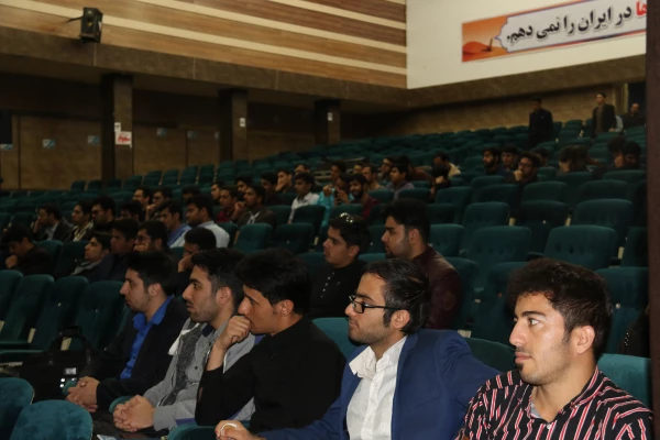 همایش «آشنایی با انجمن معتادان گمنام  و فعالیت های آنان» در سالن آمفی تئاتر پردیس شهیدان پاک نژاد یزد برگزار شد. 
 2