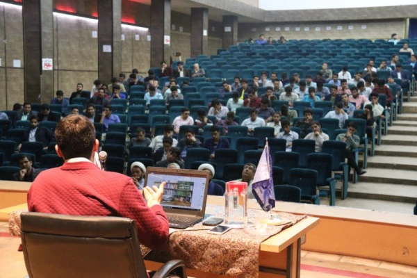 همایش فرهنگی "فالوده شیرازی خیابان وال استریت" 
 2