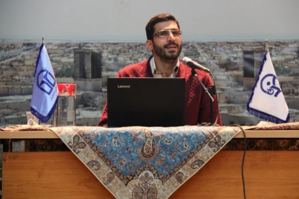 همایش فرهنگی "فالوده شیرازی خیابان وال استریت" 
 7