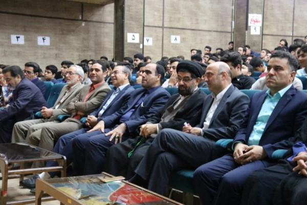 سخنان دکتر رضایی مدیریت امور پردیس های استان یزد در مراسم استقبال از دانشجویان جدید الورود 2