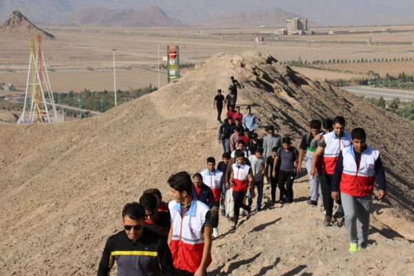 همایش کوهپیمایی کارکنان و دانشجو معلمان پردیس شهیدان پاک نژاد یزد به مناسبت هفته تربیت بدنی 
 3