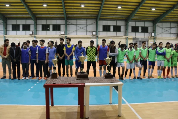 برگزاری مسابقات فوتسال در پردیس شهیدان پاک نژاد یزد
 7