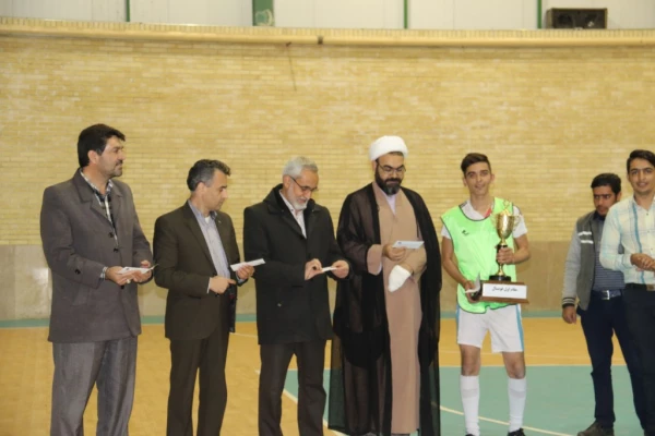 برگزاری مسابقات فوتسال در پردیس شهیدان پاک نژاد یزد
 9