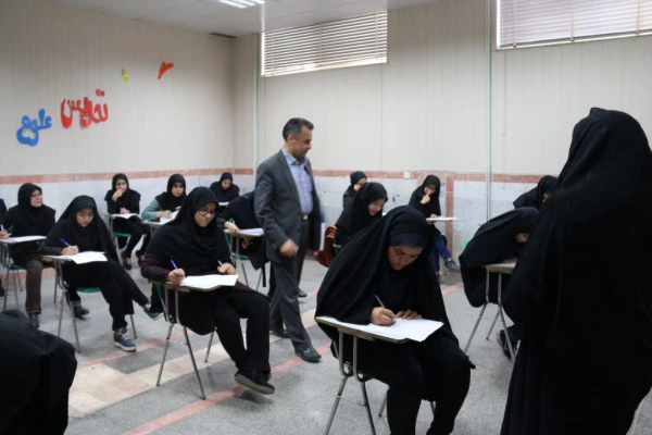 بازدید مدیر دانشگاه فرهنگیان استان از روند برگزاری امتحانات پایان ترم پردیس فاطمه الزهرا (س) یزد
 7