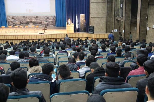 برگزاری جلسه پرسش و پاسخ دانشجومعلمان پردیس شهیدان پاک نژاد یزد با حضور مسئولین دانشگاه
 7