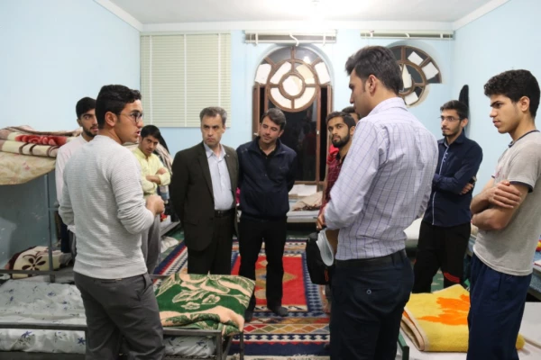 رئیس دانشگاه فرهنگیان یزد از سراهای دانشجویی به صورت سرزده بازدید کرد.
 4