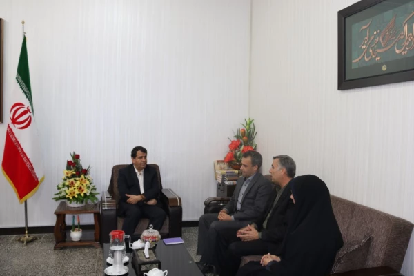 در دیدار مسئولین دانشگاه فرهنگیان استان با معاون سیاسی امنیتی استانداری یزد مطرح شد:

اعلام حمایت معاون سیاسی امنیتی استانداری یزد از رسالت های دانشگاه فرهنگیان 4