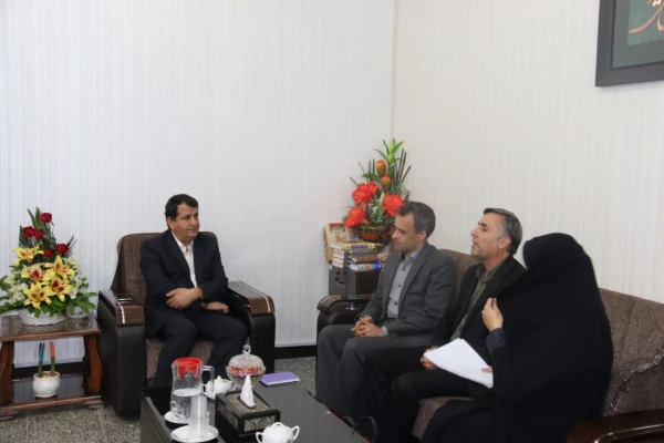 در دیدار مسئولین دانشگاه فرهنگیان استان با معاون سیاسی امنیتی استانداری یزد مطرح شد:

اعلام حمایت معاون سیاسی امنیتی استانداری یزد از رسالت های دانشگاه فرهنگیان 5