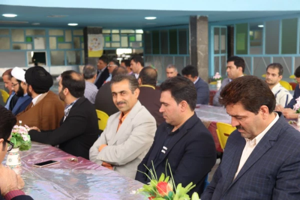 نشست صمیمانه پایان سال مدیر امور پردیس های استان با همکاران دانشگاه فرهنگیان یزد در آستانه عید باستانی نوروز
 13