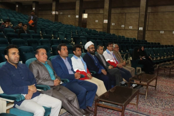 بلایای طبیعی در کمین همه ماست، همانگونه که از دیگران در وقت گرفتاری ها انتظار داریم، همانگونه گرفتاران را دریابیم.

حمایت دانشگاه فرهنگیان یزد از سیل زدگان
 14