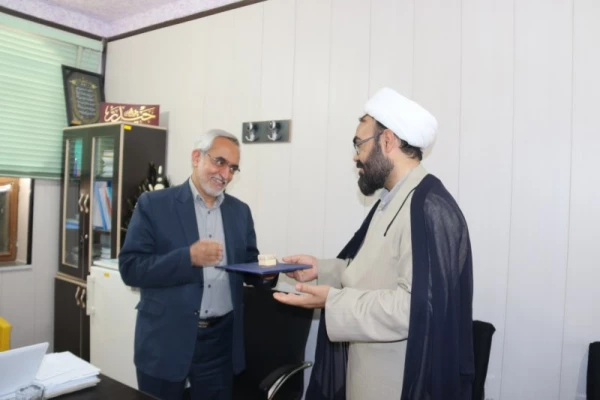 در دیدار با جانبازان دانشگاه فرهنگیان یزد مطرح شد: 

شهدا، جانبازان و ایثارگران انسان های بصیر و موقعیت شناس هستند.
 7