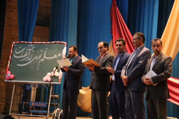 با حضور مسئولان، اساتید و دانشجومعلمان برگزار شد:

جشن ویژه هفته مقام معلم در دانشگاه فرهنگیان یزد ویژه دانشجو معلمان پردیس شهیدان پاک نژاد
 11