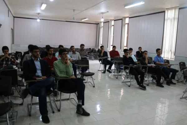 برگزاری کارگاه آموزشی نقد فیلم در پردیس شهیدان پاک نژاد یزد 5